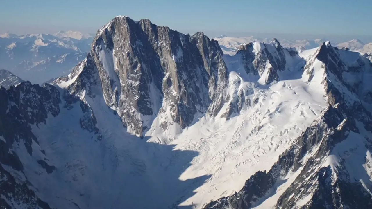 Bir kayayı test etmek isterken yüzlerce metre yükseklikten düştüler! Mont Blanc Dağı&#039;nda bir trajedi daha