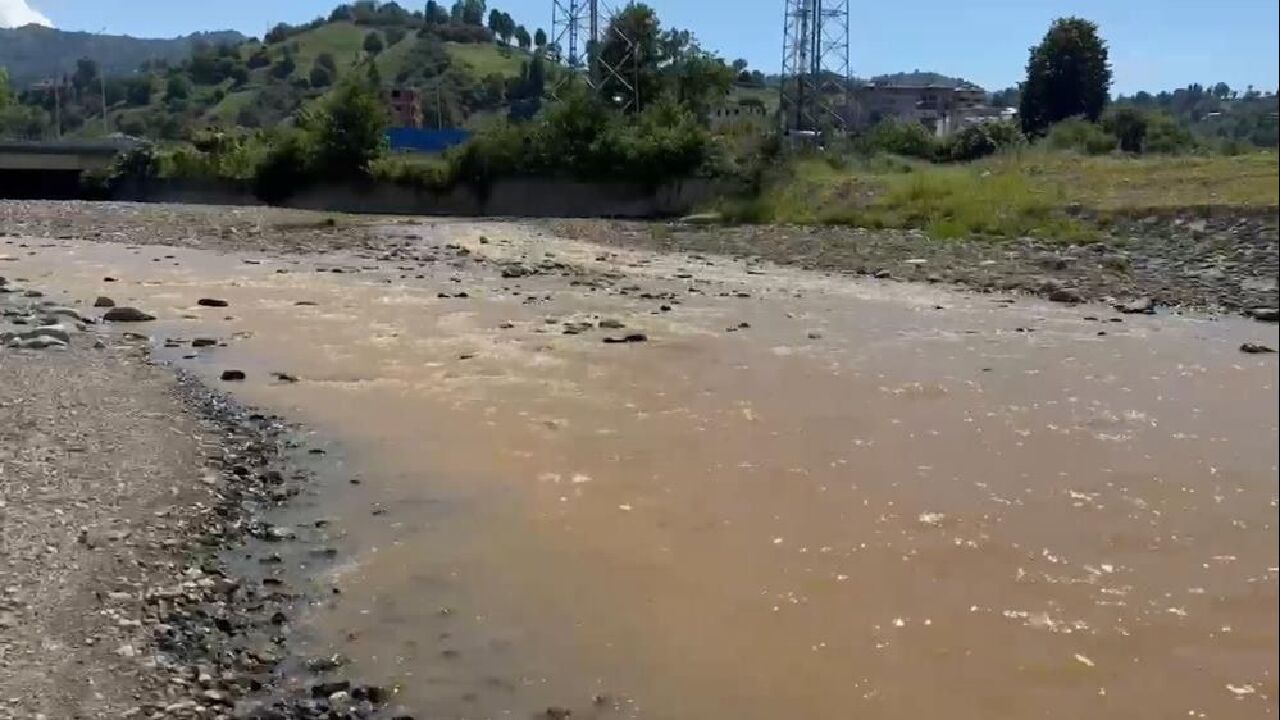 Denizin rengi değişti: Rize'de yüzemeyen vatandaşlardan tepki! - 2. Resim