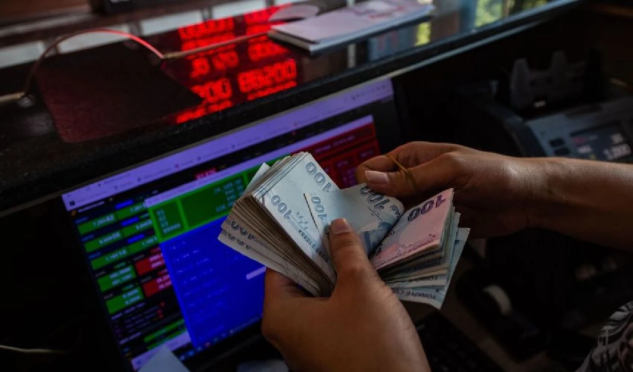 Dolar/TL için nisan ayından beri ilk! Döviz alacaklar dikkat: Kapalıçarşı-piyasa makası açıldı