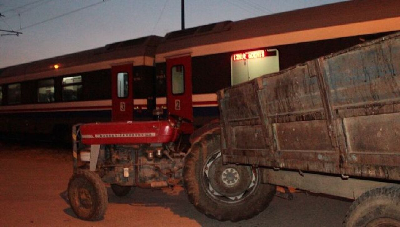 İzmir'de yolcu treni traktöre çarptı! Facia ucuz atlatıldı  - 1. Resim