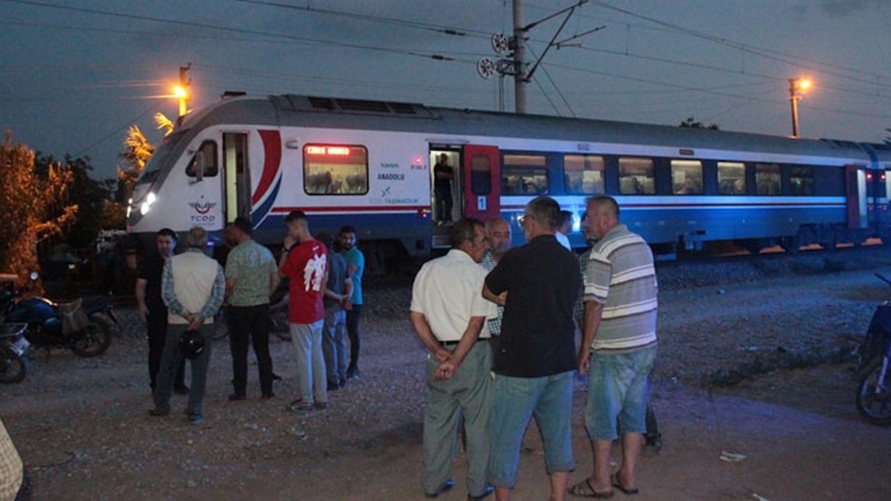 İzmir&#039;de yolcu treni traktöre çarptı! Facia ucuz atlatıldı 