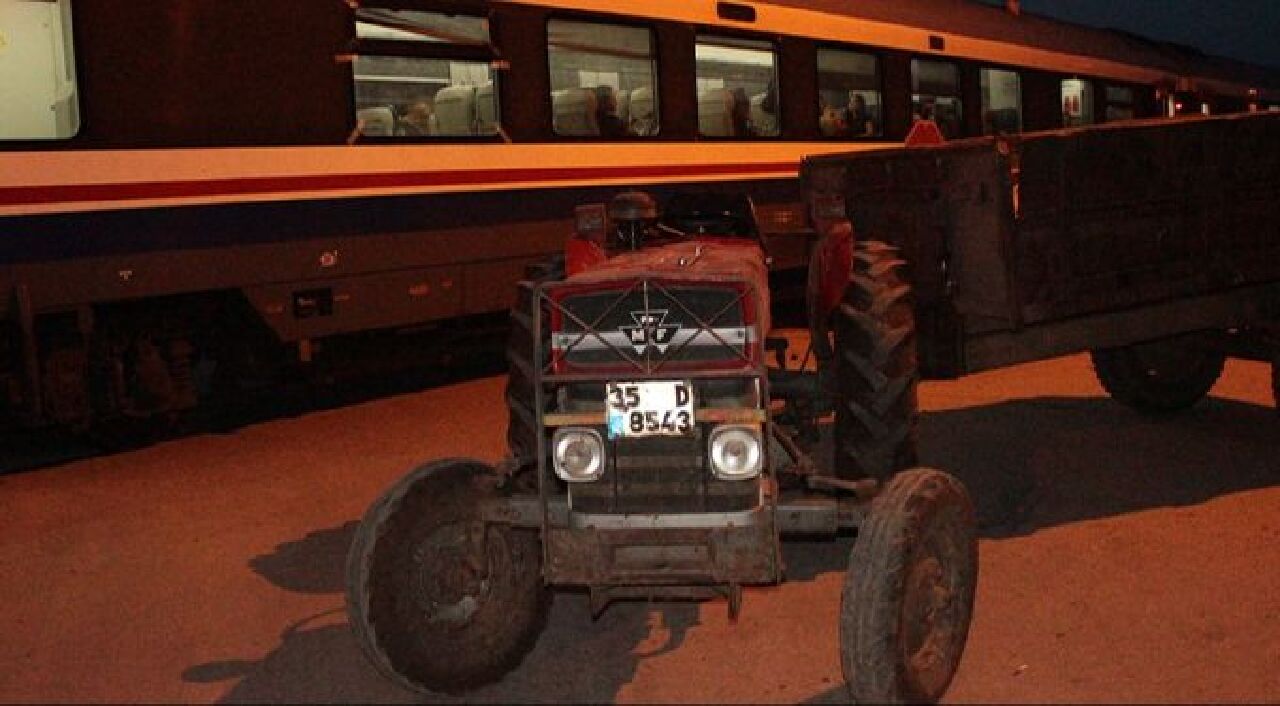 İzmir'de yolcu treni traktöre çarptı! Facia ucuz atlatıldı  - 2. Resim