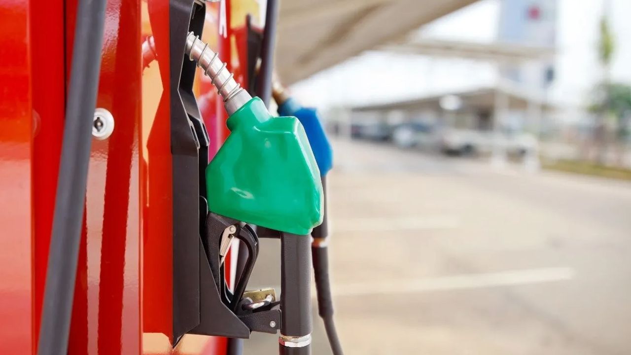 Petrol yılın en düşük seviyesinde! Akaryakıt fiyatları değişiyor: Benzine bu gece indirim geliyor