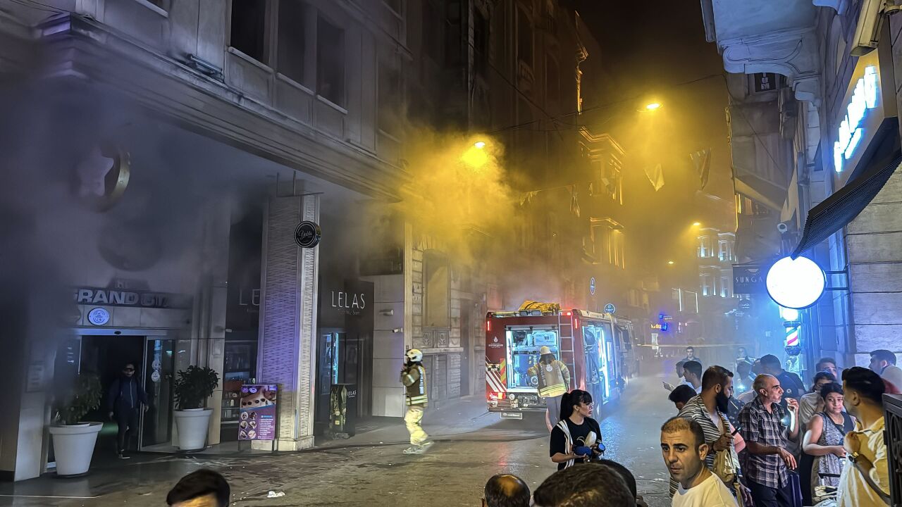 Son dakika |  Beyoğlu'nda bir otelde yangın çıktı! - 2. Resim