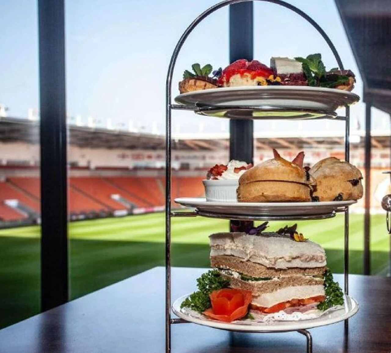 Stadyum manzaralı otel odası şaşkına çevirdi! Perdeyi açınca seyircilerle birlikte maç izledi