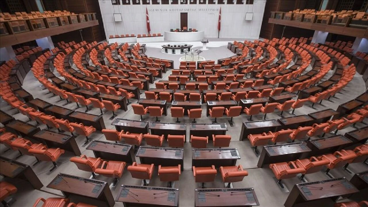 TBMM'de sandalye dağılımı AK Parti ve CHP'ye geçen milletvekillerinin ardından değişti