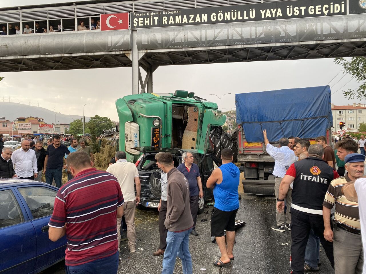 Afyonkarahisar’da feci zincirleme kaza: 2 ölü, çok sayıda yaralı var! - 2. Resim