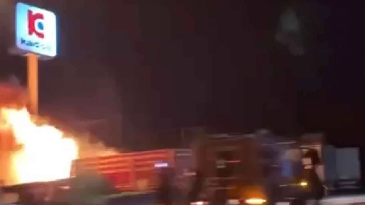 Benzin istasyonunda korku dolu anlar! Tır alev topuna dönüştü - 1. Resim