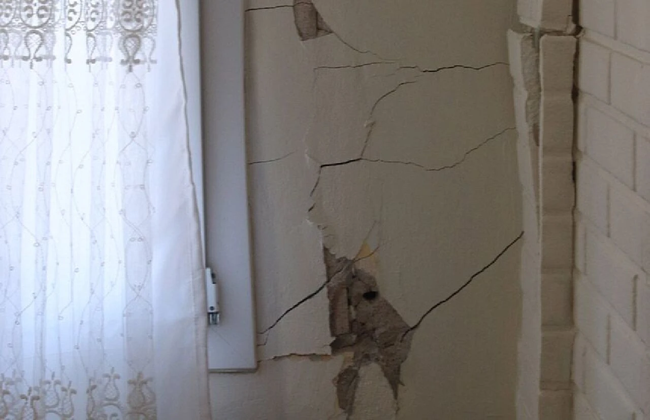 İzmir'de bir mahallede deprem paniği! Binalarda derin çatlaklar oluştu, sebebi başka çıktı