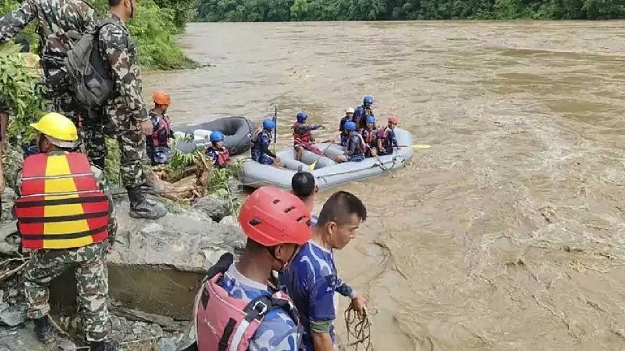 Nepal'de korkunç kaza! Yolcu otobüsü nehre düştü: Çok sayıda ölü, yaralı ve kayıp var - 1. Resim