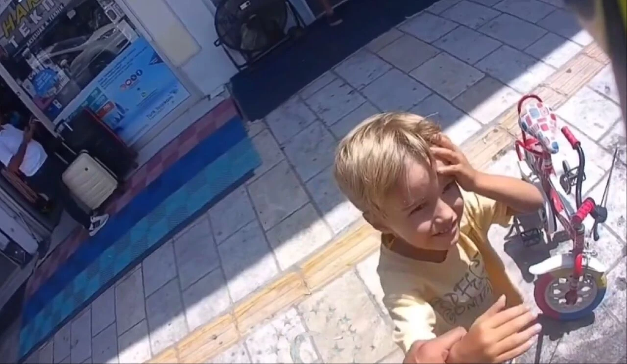 Trafik polisi ve kaldırımda bisiklet süren çocuğun sevimli diyaloğu viral oldu! 'Bir hafta çizgi film yasak' - 1. Resim