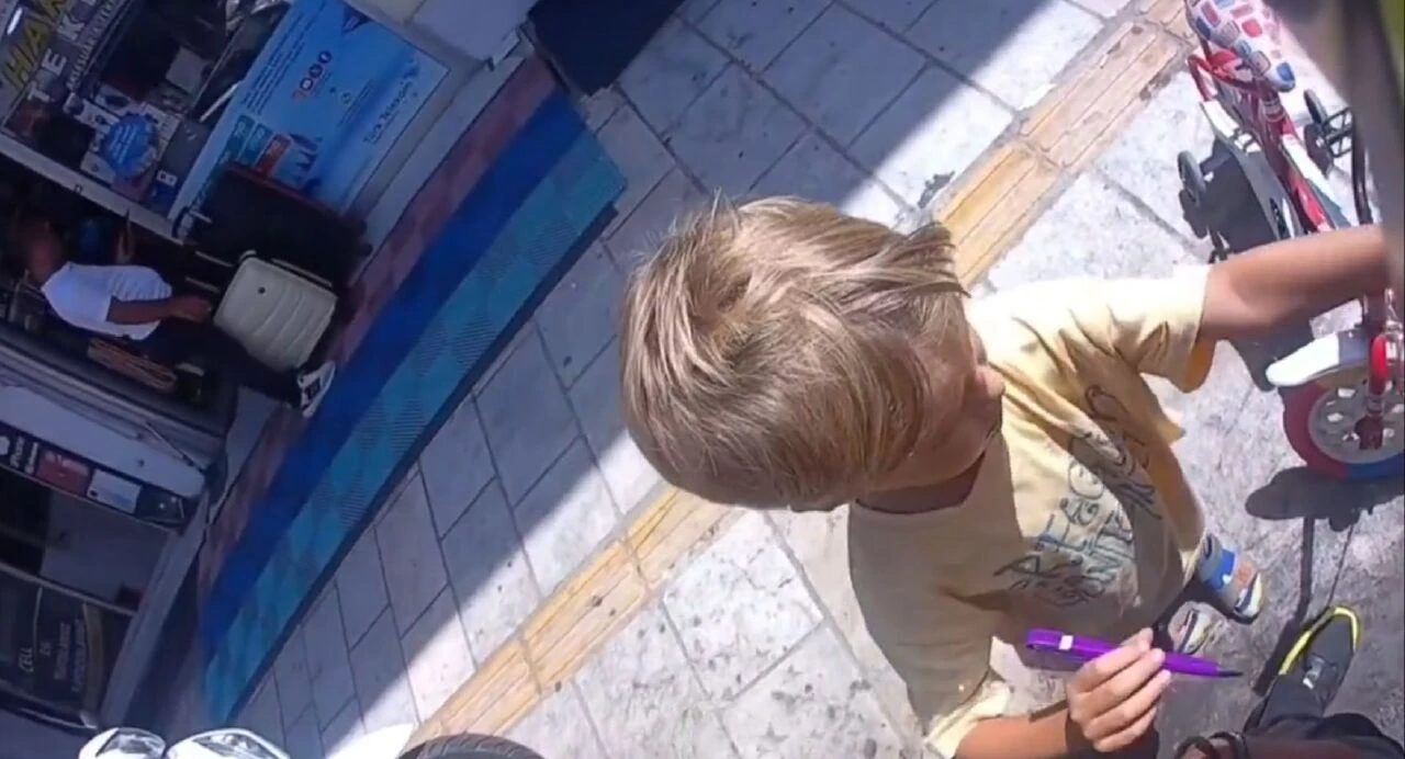 Trafik polisi ve kaldırımda bisiklet süren çocuğun sevimli diyaloğu viral oldu! 'Bir hafta çizgi film yasak' - 2. Resim