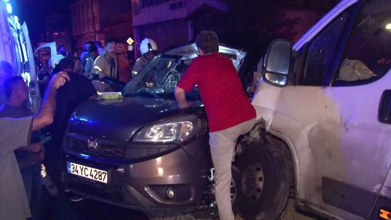 Ümraniye'de feci kaza: 3'ü çocuk 8 kişi yaralandı, araçlar hurdaya döndü - 1. Resim