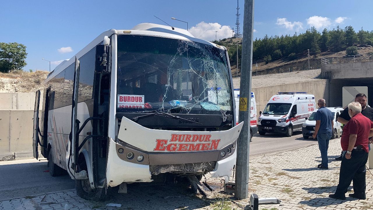 Faciadan dönüldü! Midibüs üst yoldan otogarın içine düştü: Yaralılar var