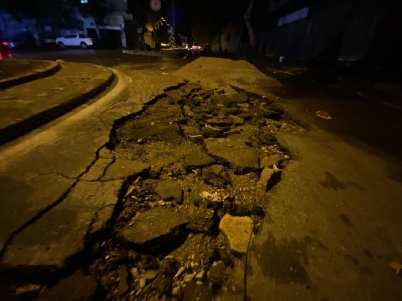 Kahramanmaraş'ta şiddetli yağmur: Yol yarıldı, kent merkezi göle döndü! - 1. Resim