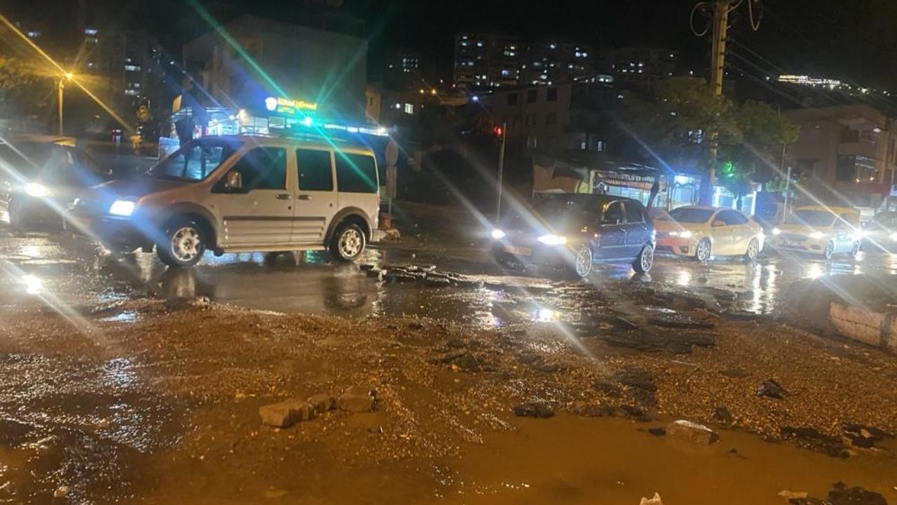 Kahramanmaraş&#039;ta şiddetli yağmur: Yol yarıldı, kent merkezi göle döndü!