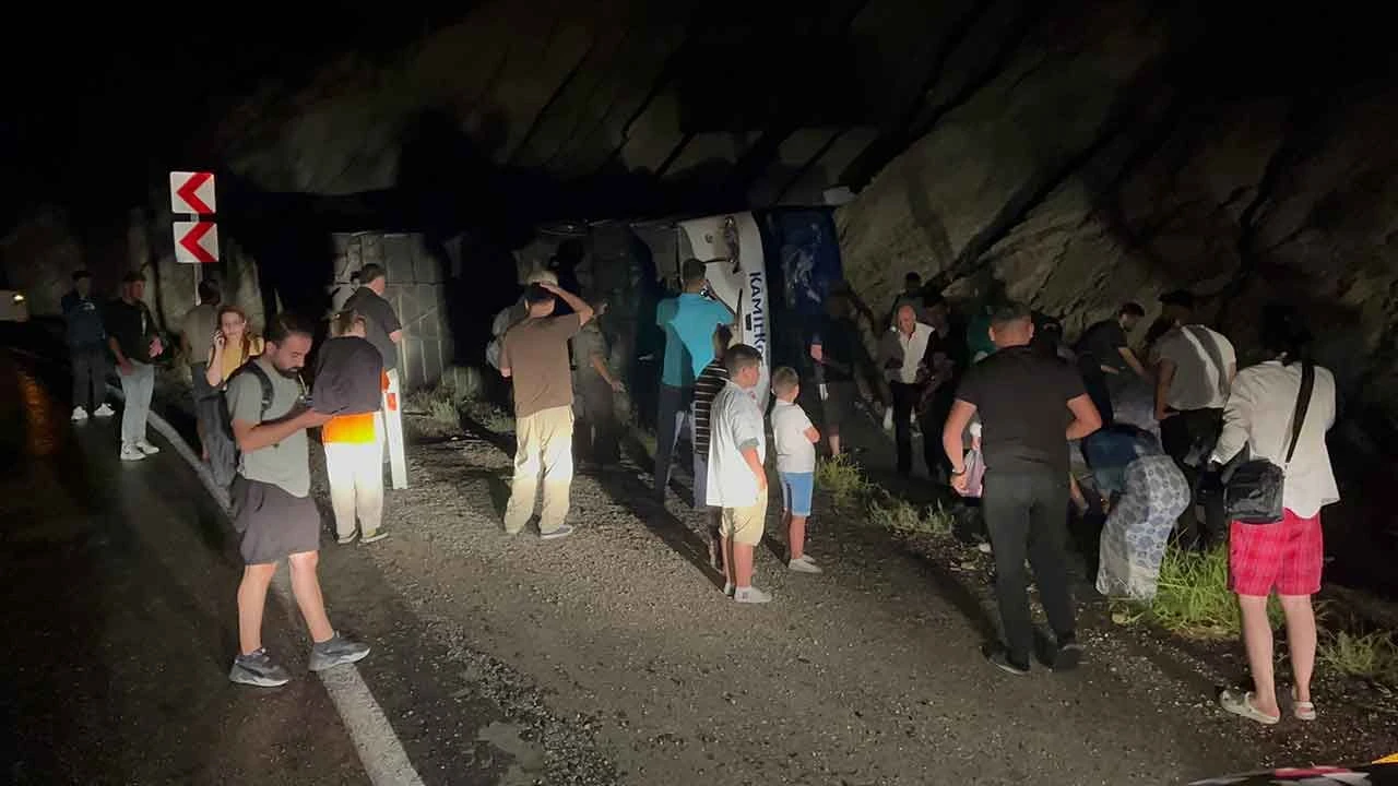 Karayolunda can pazarı! Virajı alamayan yolcu otobüsü devrildi: 13 yaralı