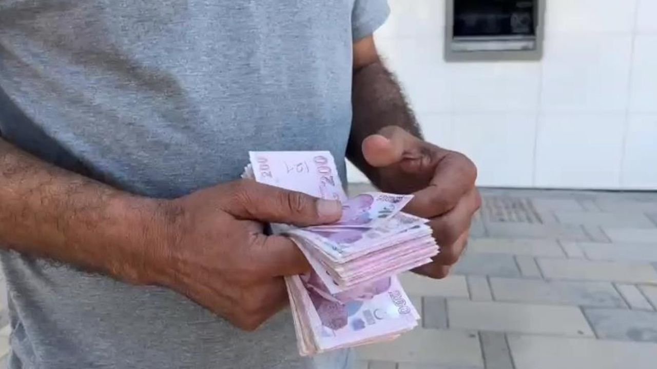 Bankamatik ekranında gördüğü yazıyla şoke oldu! Hazneyi kontrol edince tomar tomar para buldu