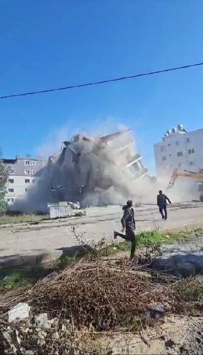 Binadan fırlayan parçalardan saniyelerle kurtuldular! Film gibi izlediler, sonra da kaçtılar