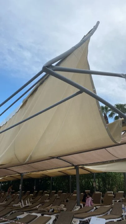 Bir anda geldi şezlongları bile uçurdu: Tatilciler nereye kaçacağını şaşırdı - 1. Resim