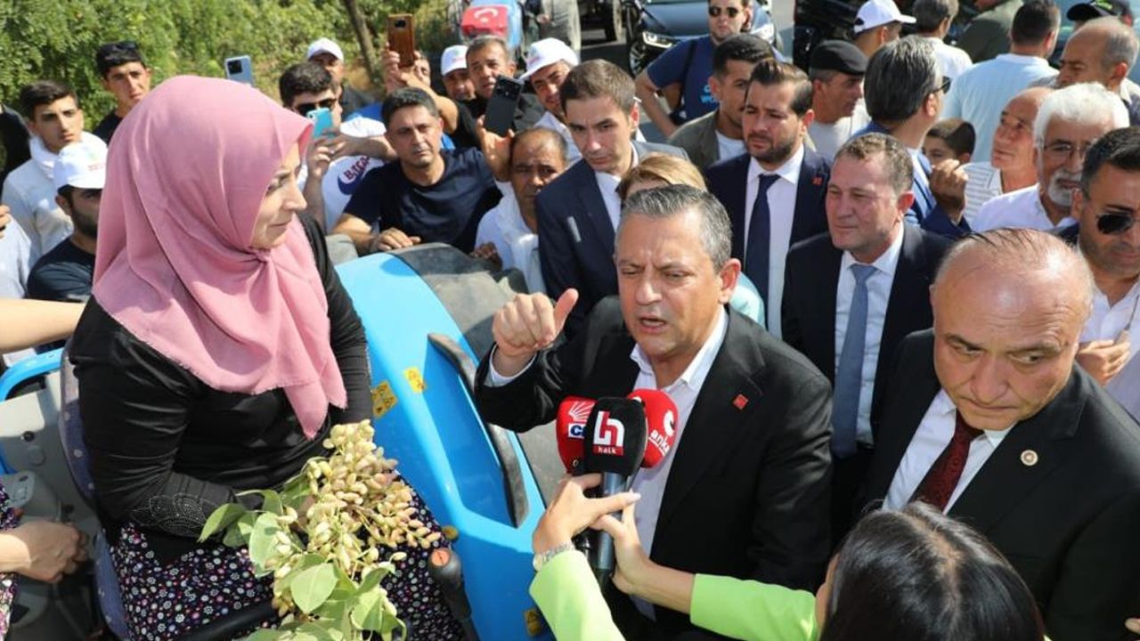 CHP'li başkandan çiftçi tiyatrosu: Protestocu diye tanıtılan kadın eşi çıktı