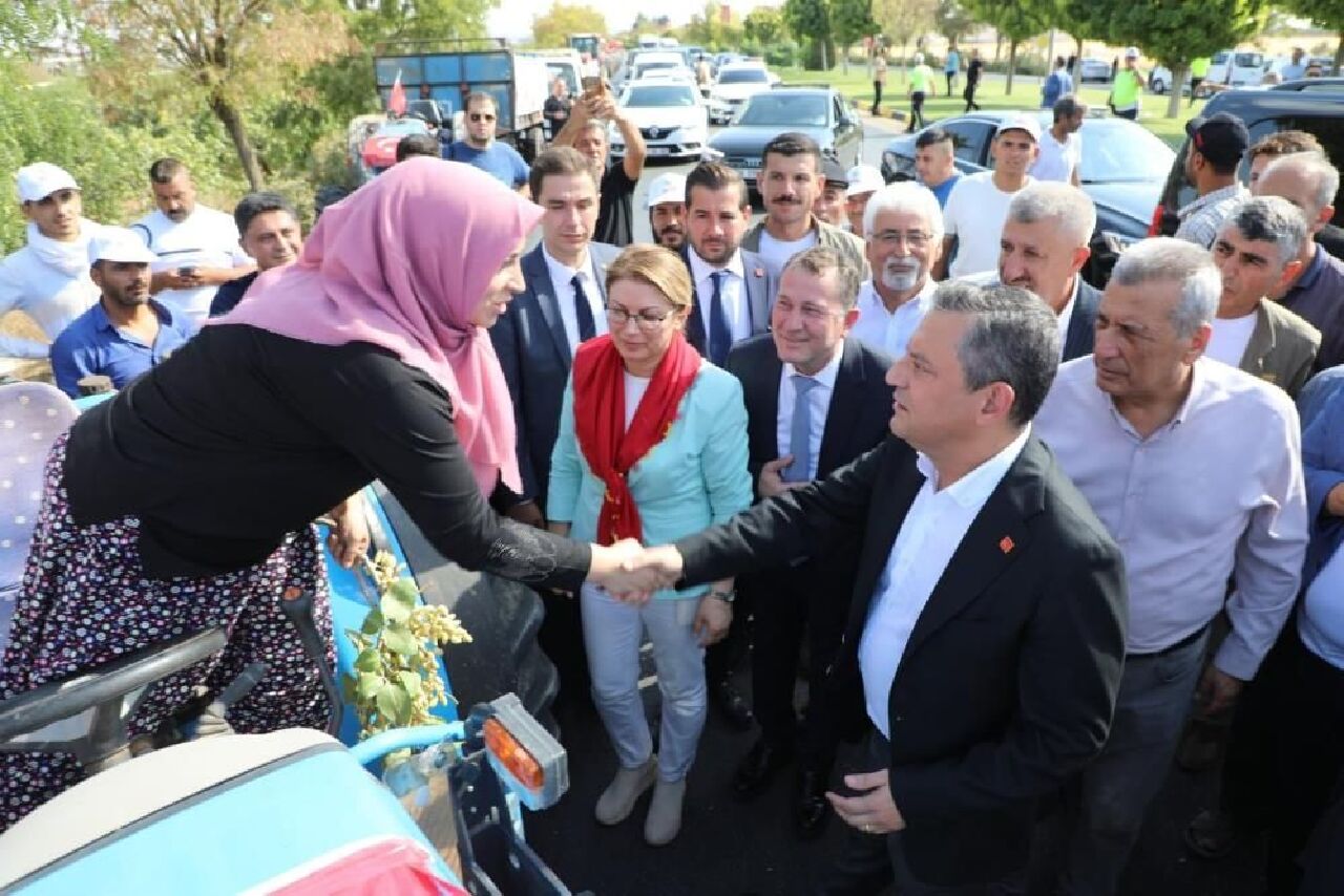 CHP'li başkandan çiftçi tiyatrosu: Protestocu diye tanıtılan kadın eşi çıktı - 1. Resim