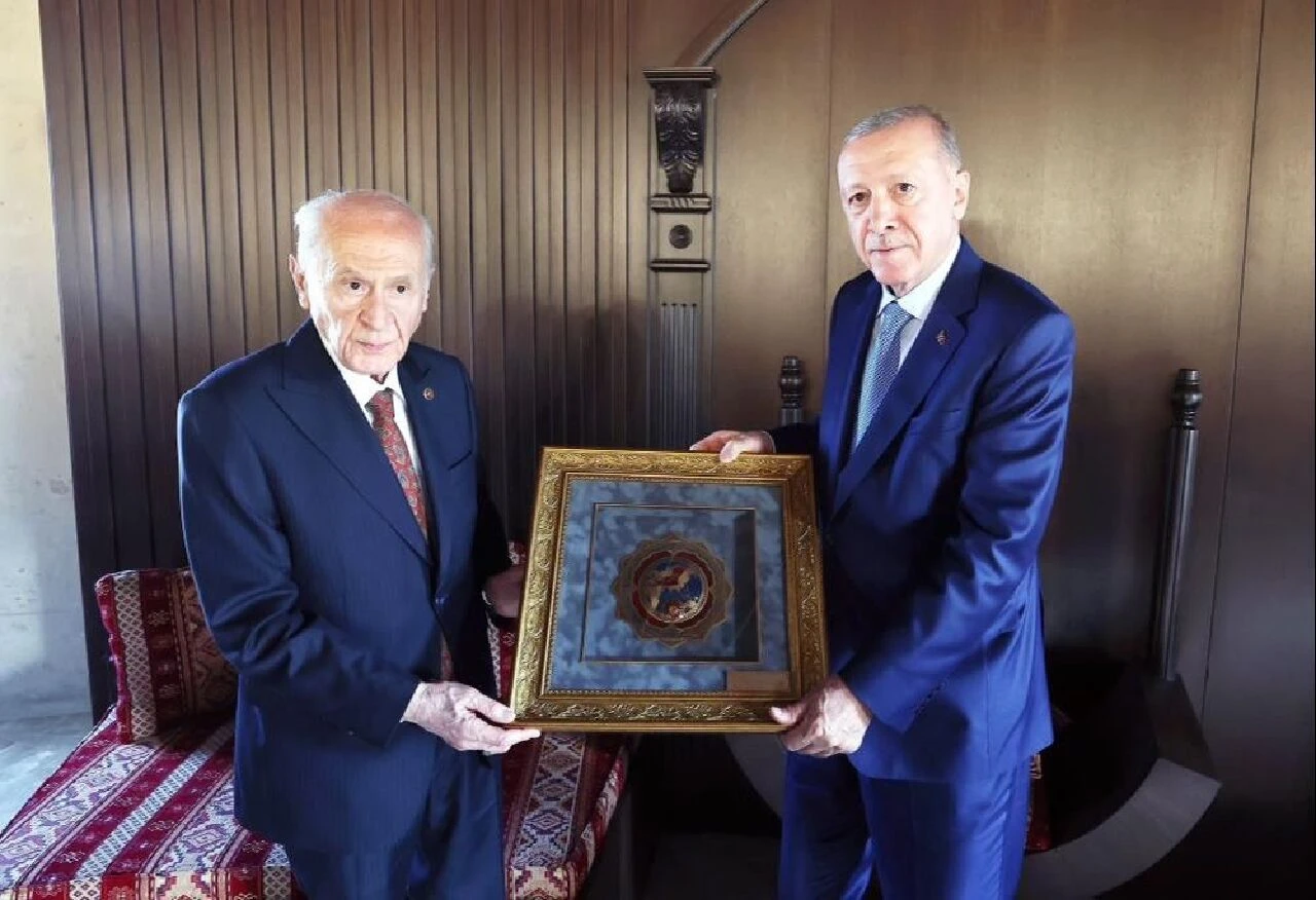 Cumhurbaşkanı Erdoğan MHP lideri Devlet Bahçeli’ye 76 gül verdi! - 1. Resim