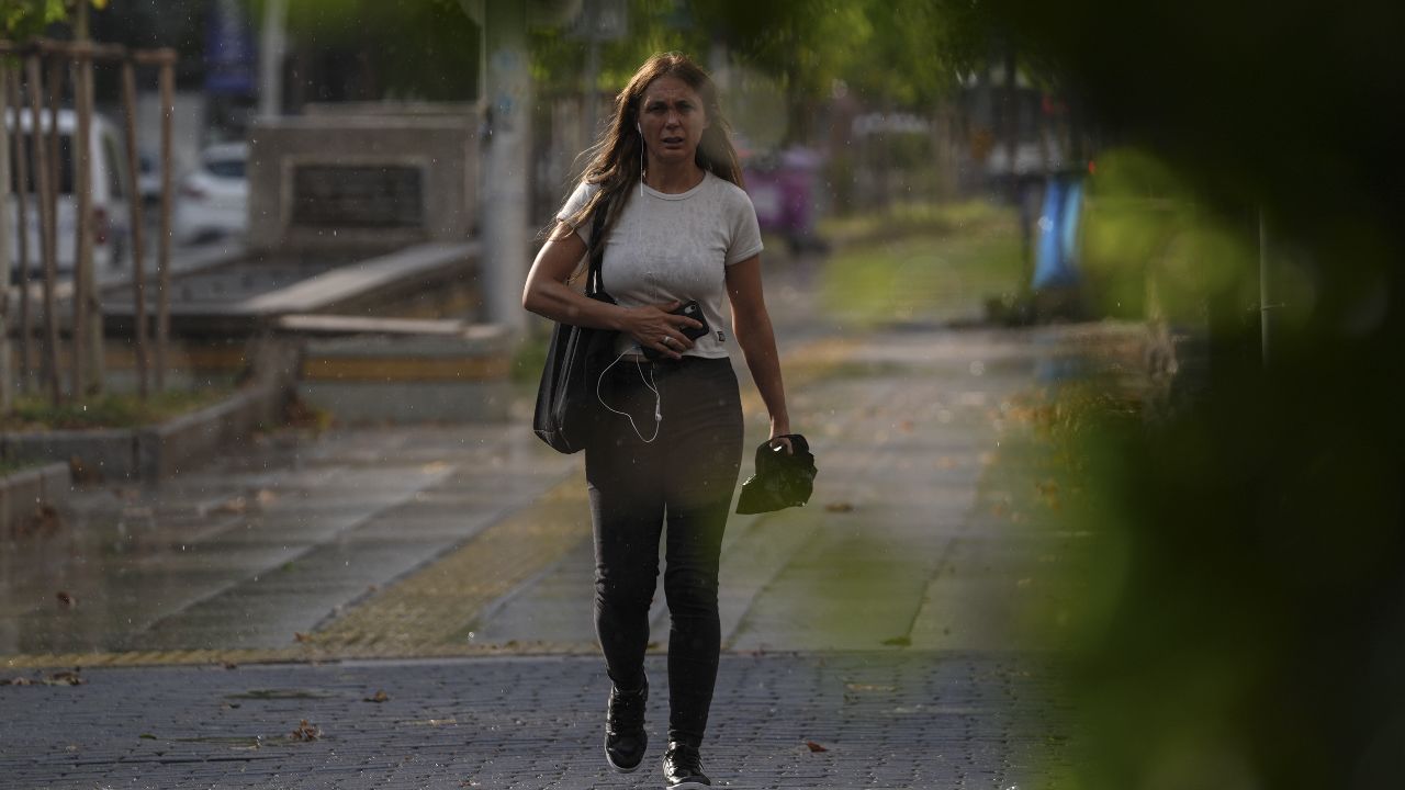 Meteoroloji&#039;den turuncu kodlu uyarı! İstanbul dahil yağışlar için son hava durumu raporu güncellendi