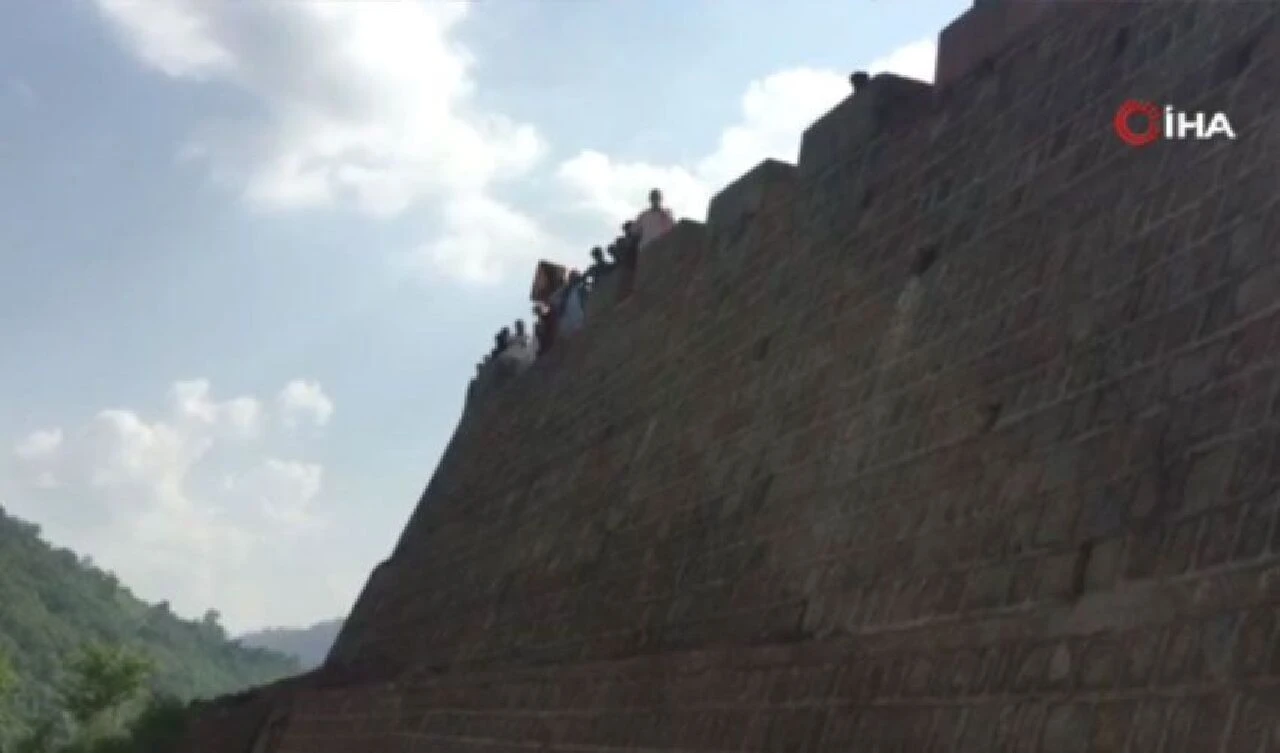 Pakistan'da feci kaza! Otobüs metrelerce yükseklikteki uçurumdan yuvarlandı: Çok sayıda ölü var - 1. Resim