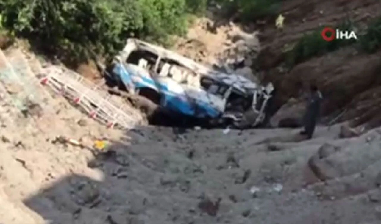 Pakistan'da feci kaza! Otobüs metrelerce yükseklikteki uçurumdan yuvarlandı: Çok sayıda ölü var - 2. Resim