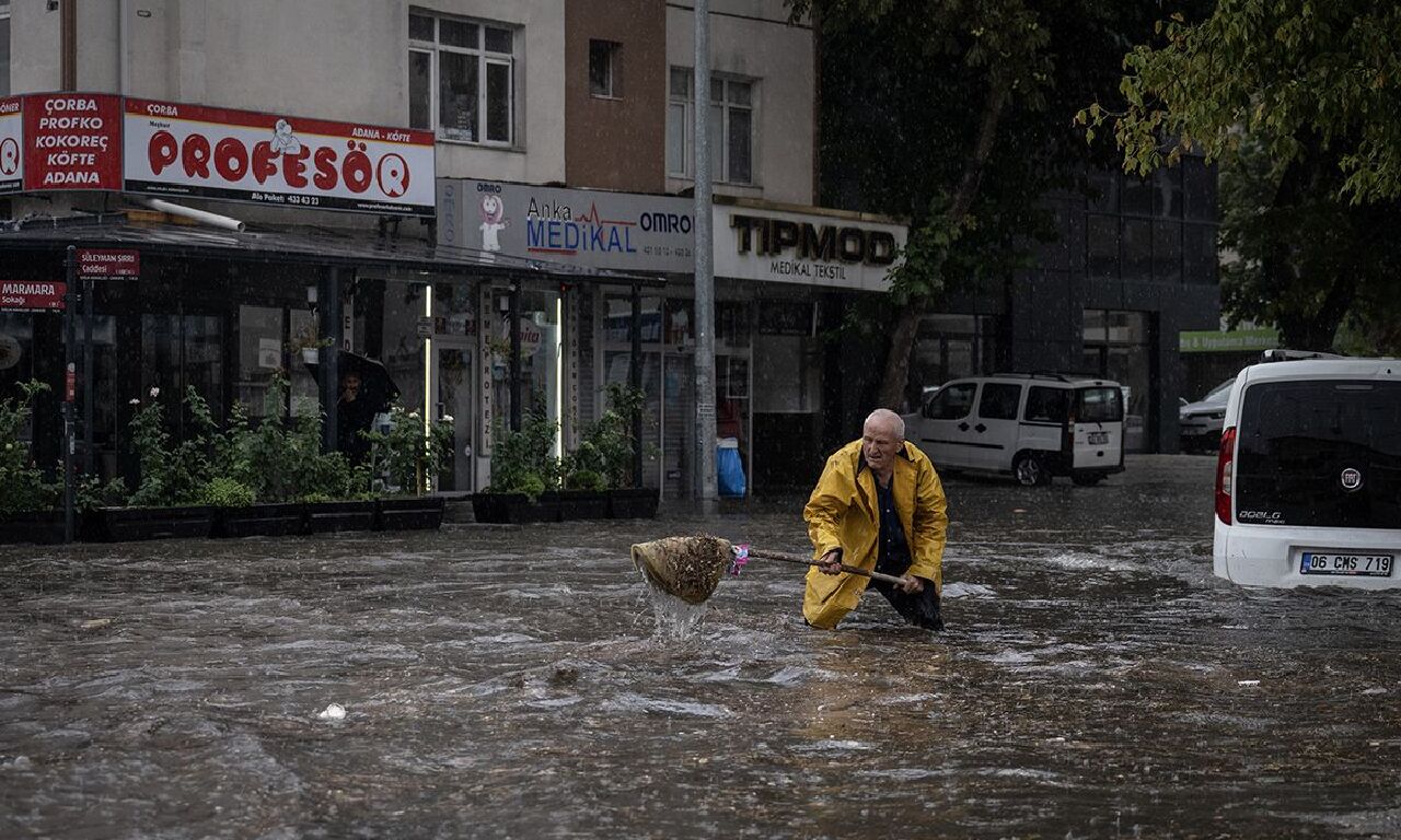 Sağanak Ankara'yı şiddetli vurdu! Alt geçit ve caddeler göle döndü - 3. Resim