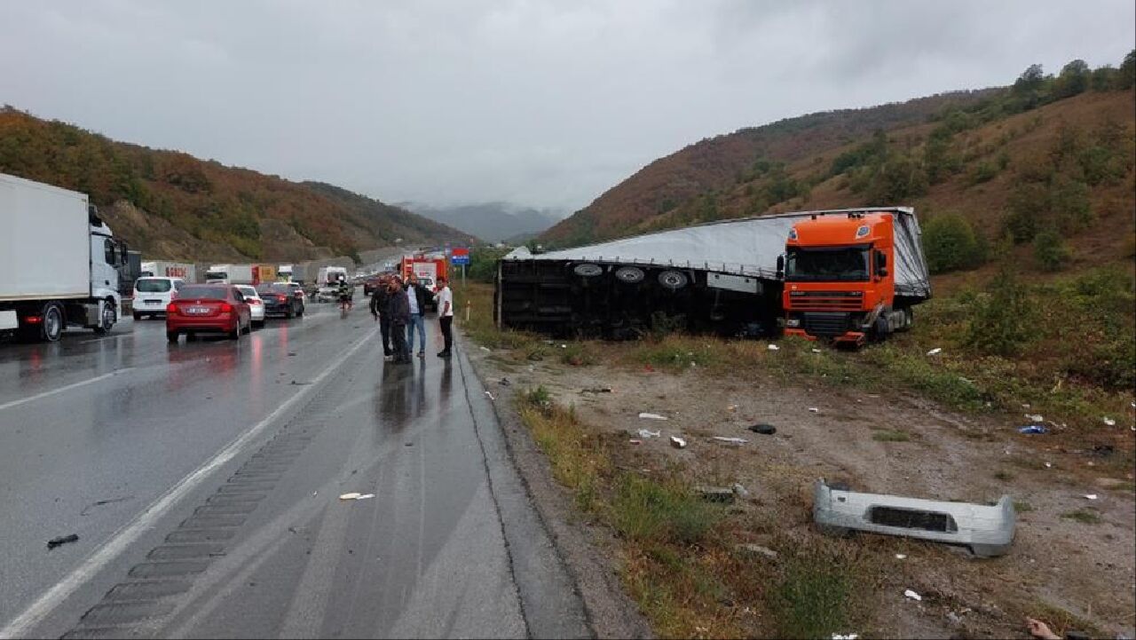 Son dakika | Samsun'da kaza sonrası TIR dehşeti! Araçlardan inenleri ezdi geçti - 2. Resim