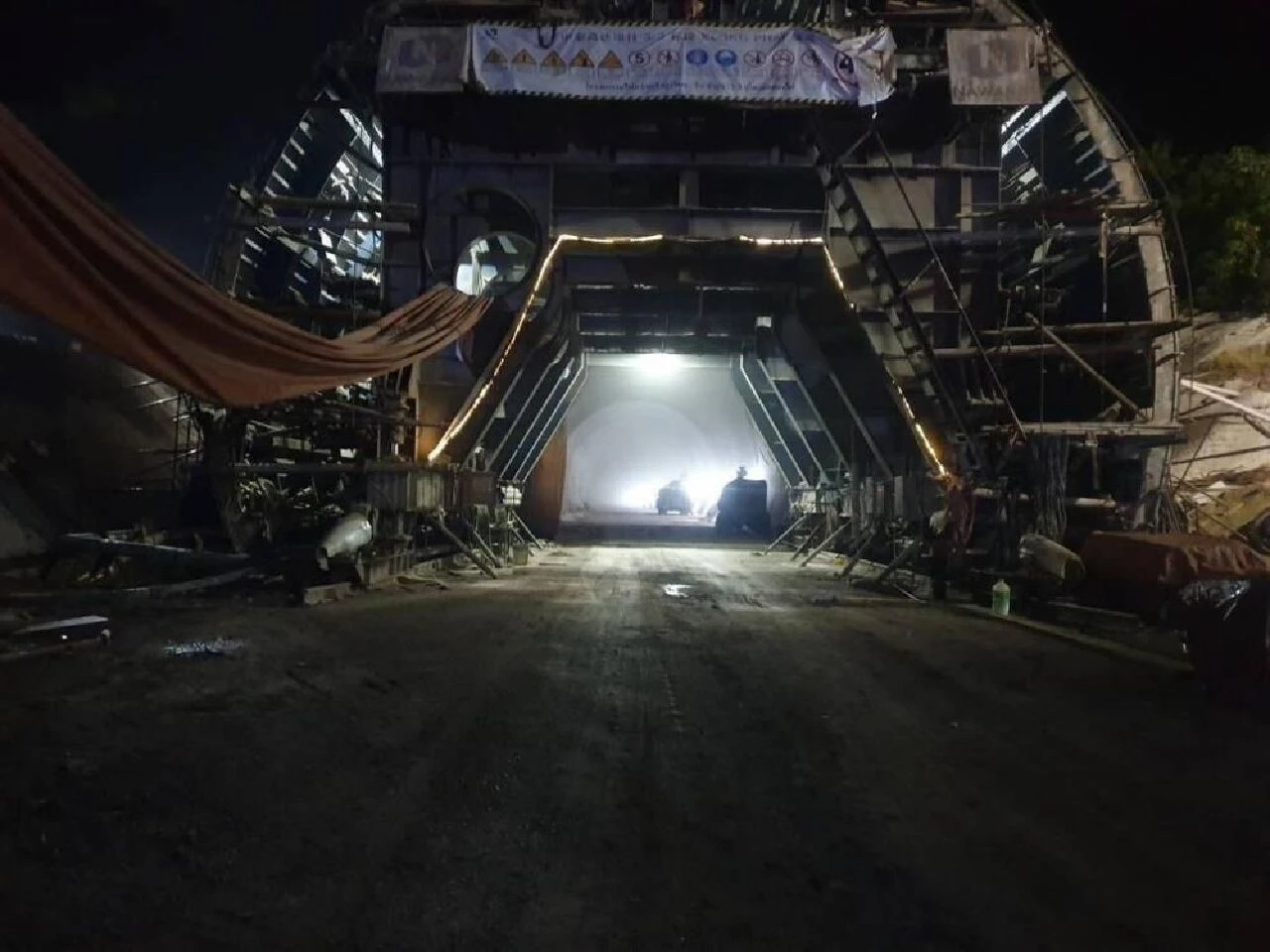 Uluslararası tünel inşaatında göçük: İşçiler toprak altında kaldı - 4. Resim