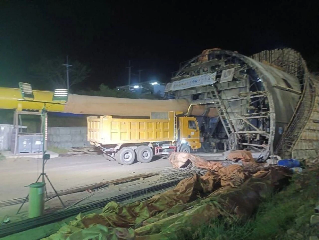 Uluslararası tünel inşaatında göçük: İşçiler toprak altında kaldı - 3. Resim