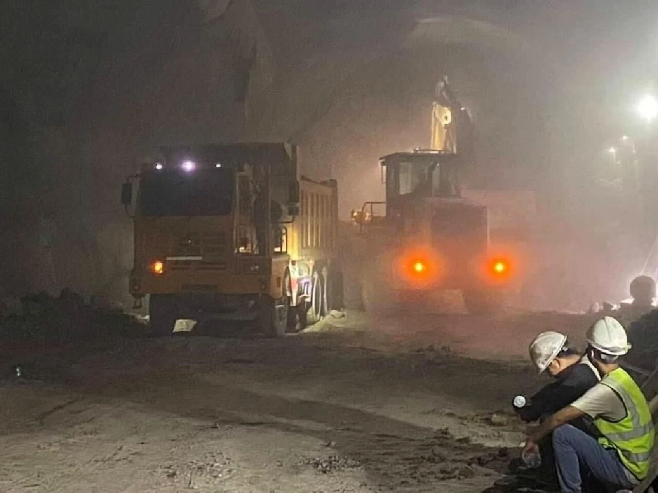 Uluslararası tünel inşaatında göçük: İşçiler toprak altında kaldı - 1. Resim