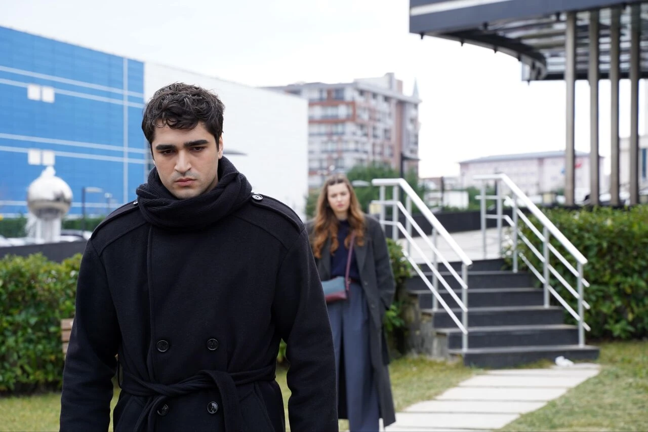 Afra Saraçoğlu ile Mert Ramazan Demir senaryoda da ayrıldı! Yalı Çapkını dizisi baştan yazıldı - 1. Resim