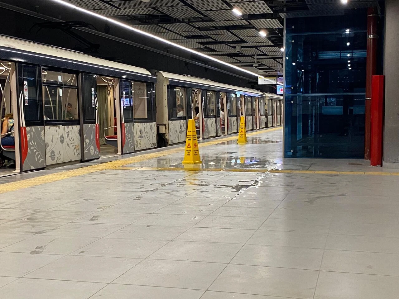 Ataköy-Olimpiyat Metro hattında tavandan şakır şakır su aktı - 1. Resim