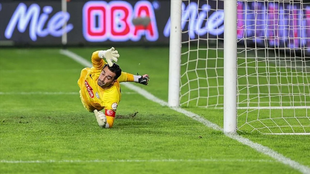 Çaykur Rizespor kalecisi Gökhan Akkan, Fenerbahçe maçlarında çıktığı 13 maçta 37 gol yedi