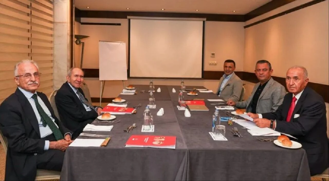 CHP'de Tüzük Kurultayı mesaisi! Özgür Özel, eski CHP genel başkanları ile görüştü - 1. Resim