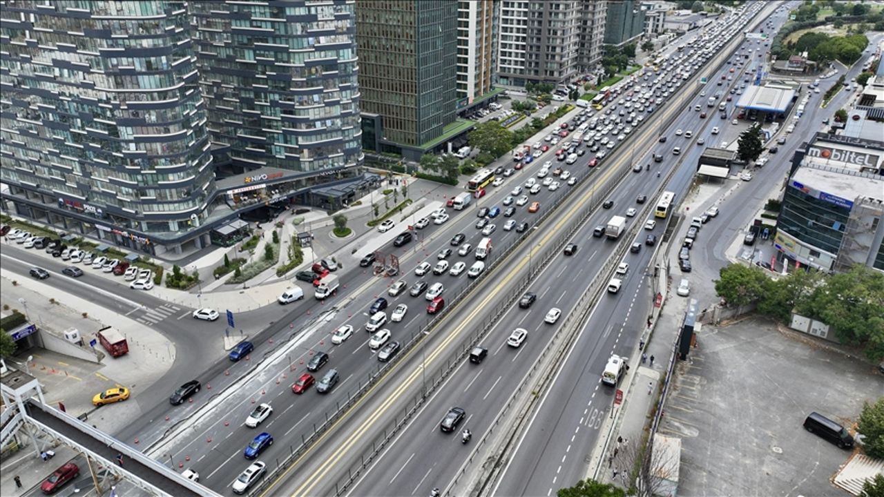 D-100 karayolu Yenibosna metrobüs durağı üst geçit çalışmaları nedeniyle trafiğe kapatılacak