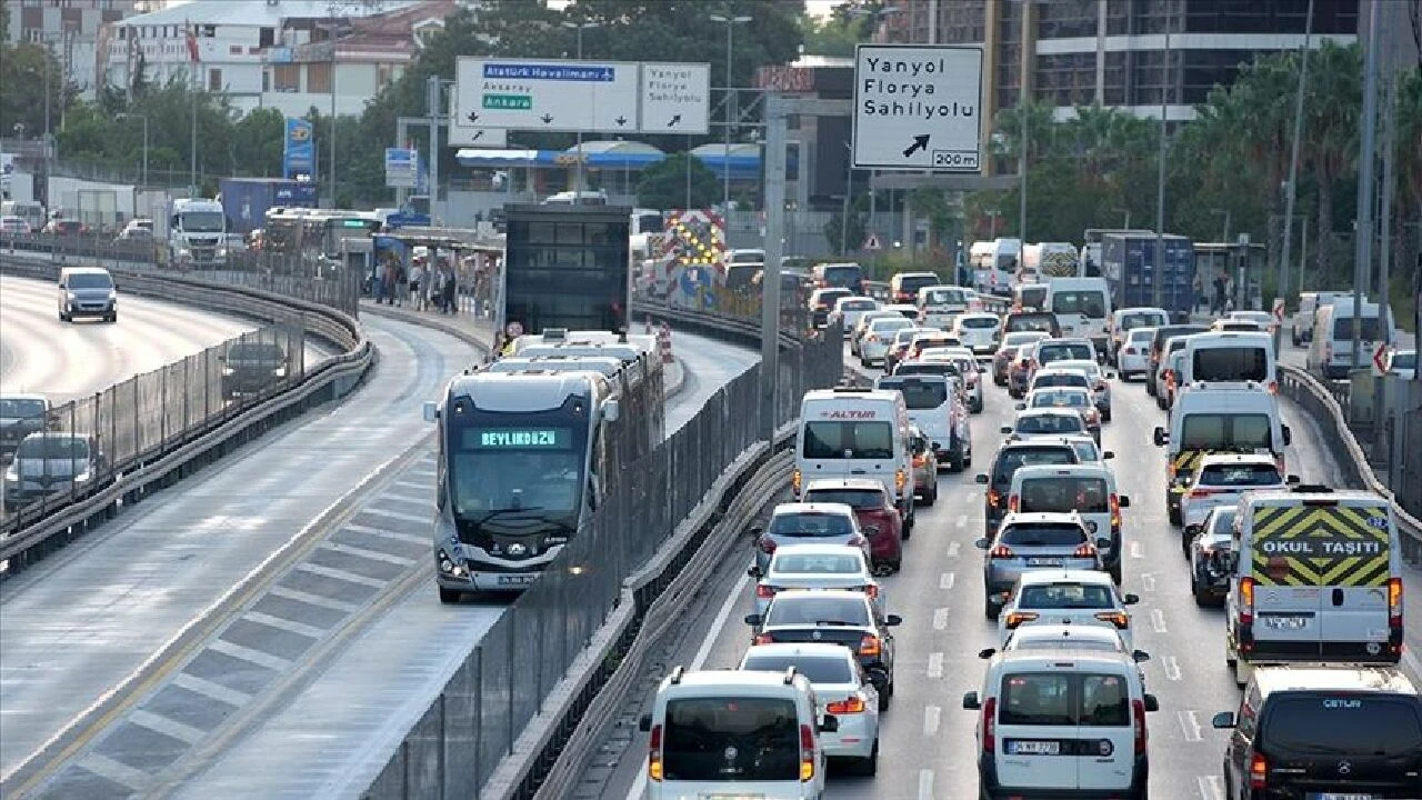 D-100 karayolu Yenibosna metrobüs durağı üst geçit çalışmaları nedeniyle trafiğe kapatılacak