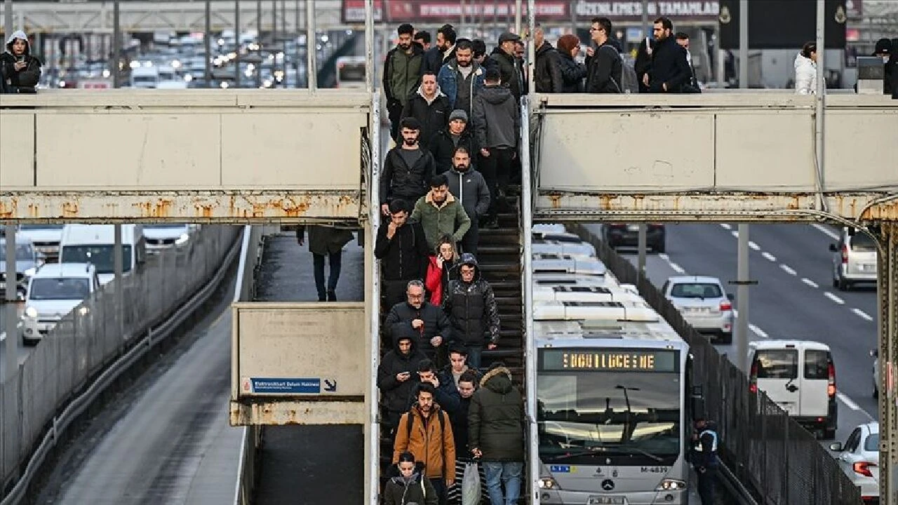 D-100 karayolu Yenibosna metrobüs durağı üst geçit çalışmaları nedeniyle trafiğe kapatılacak