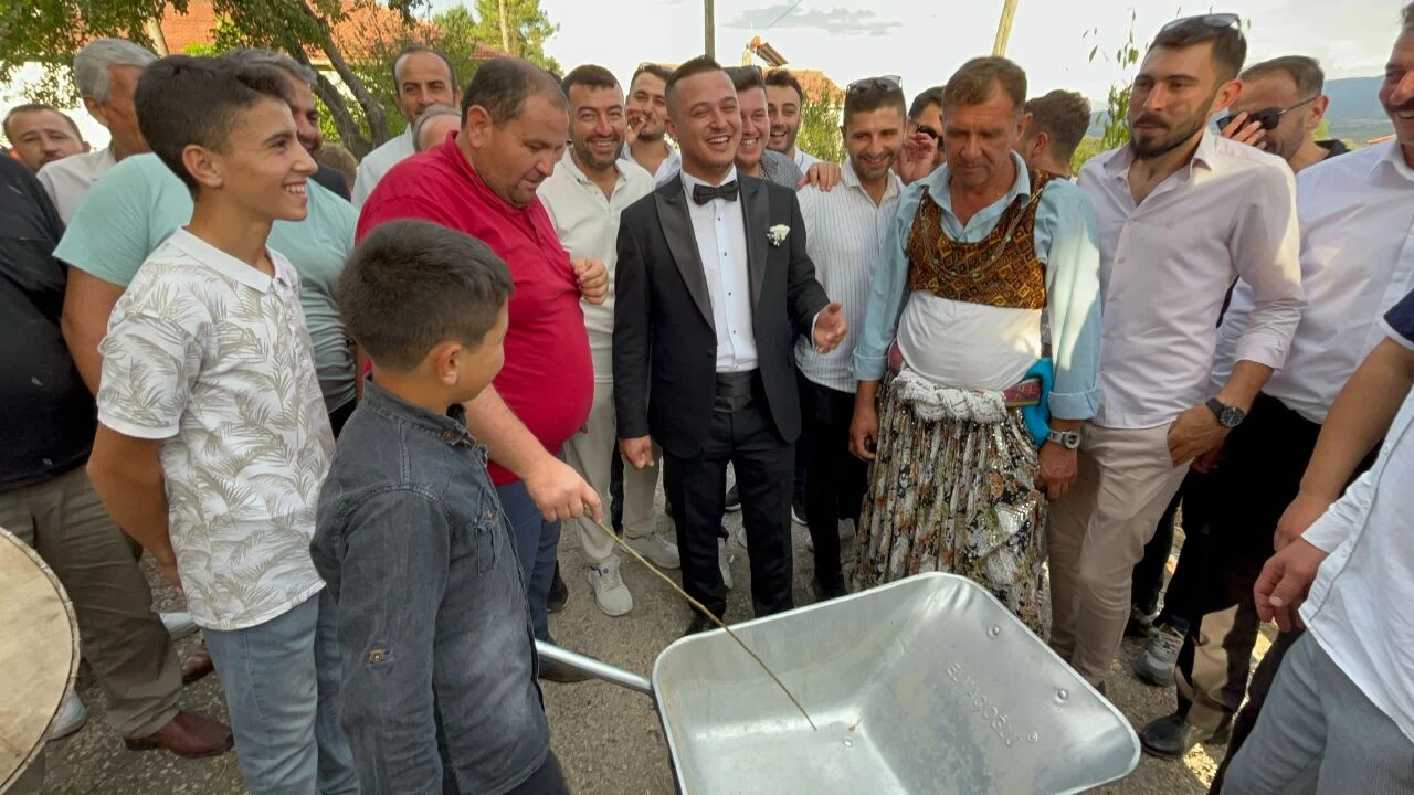 Gören kahkahaya boğuldu! Küçük çocuk el arabasıyla damadın önünü kesti: "Parayla doldur" - 1. Resim