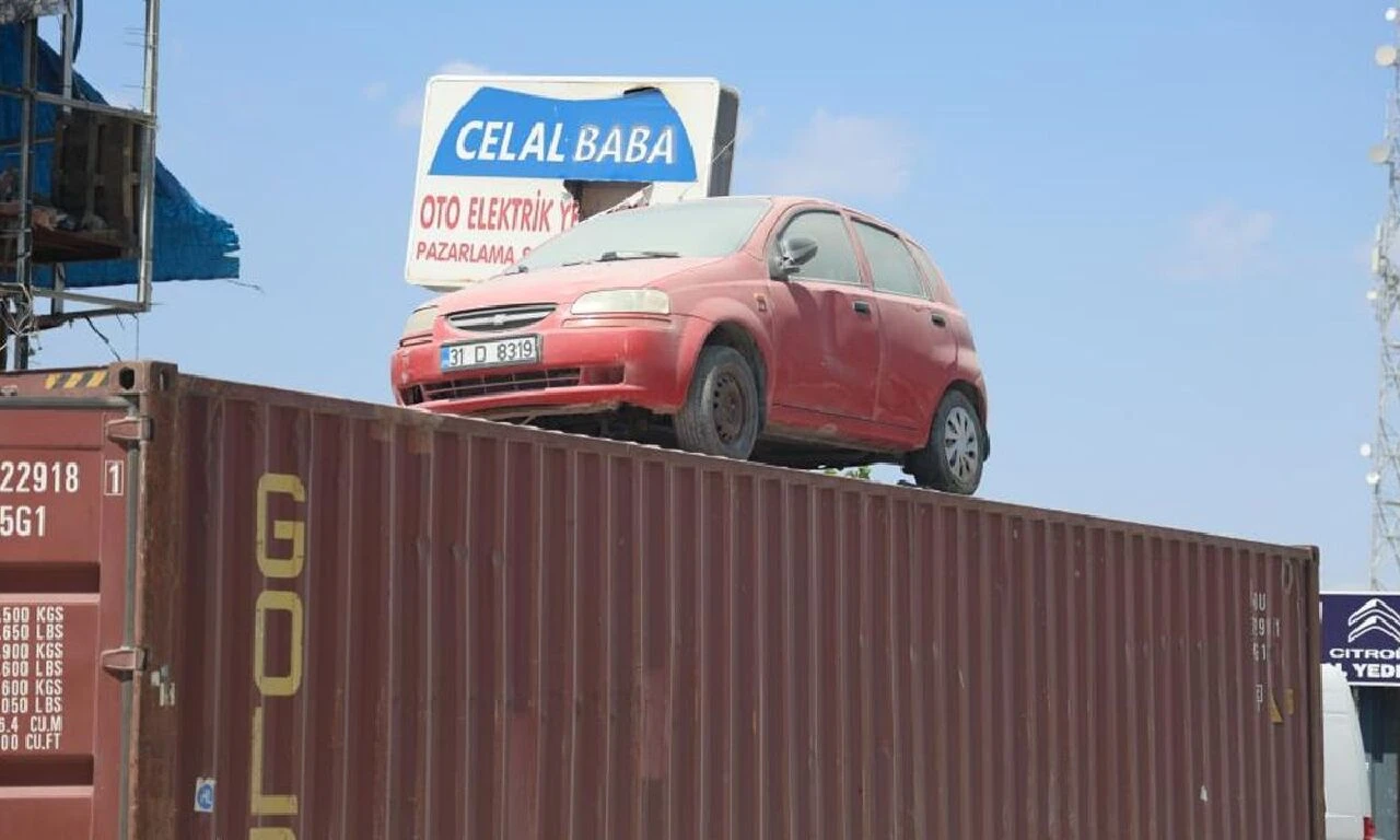Hırsızlarla illallah ettirdi! Arabada çalınacak bir şey bırakmadılar: Çözümleri hayretler içinde bıraktı - 2. Resim