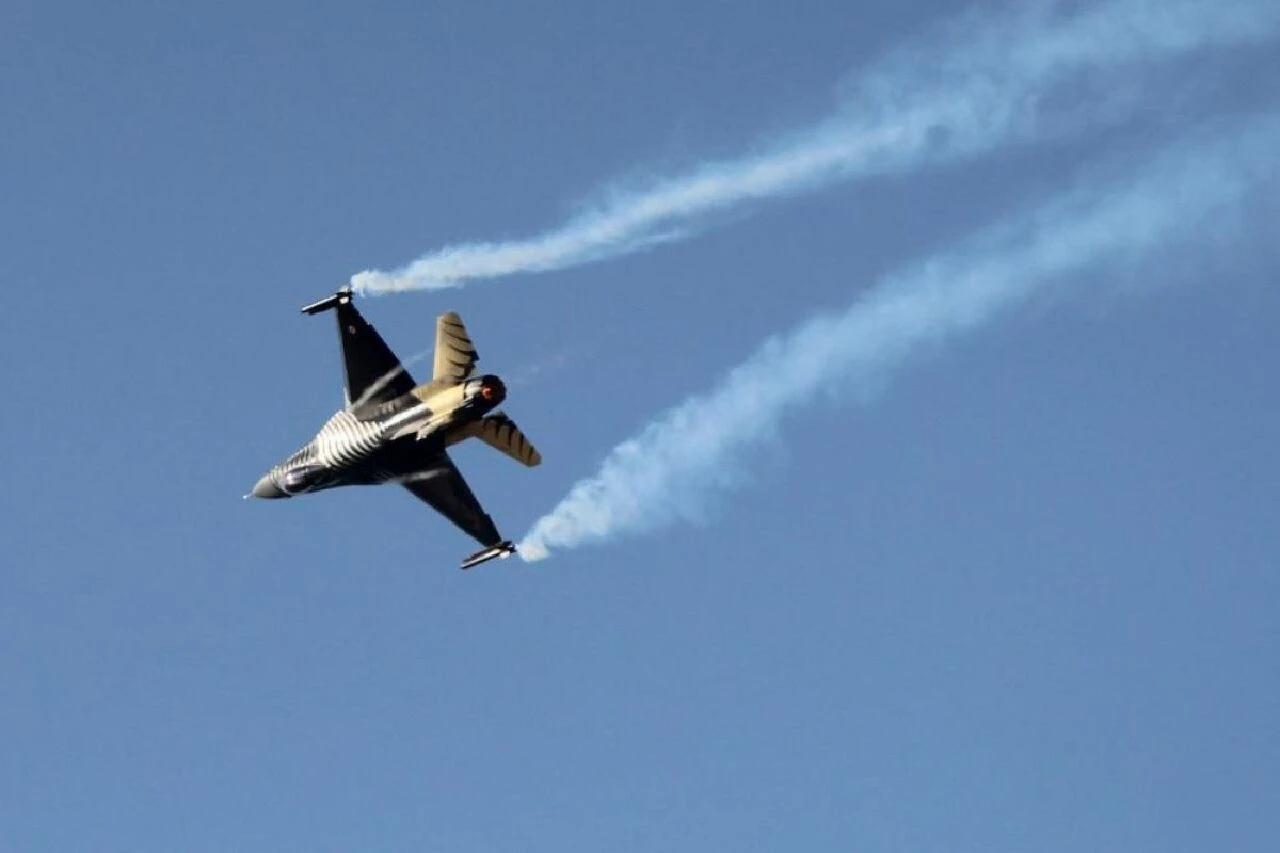 İstanbul Yenikapı'da jet uçak sesleri Solotürk prova uçuşundan dolayı geliyor