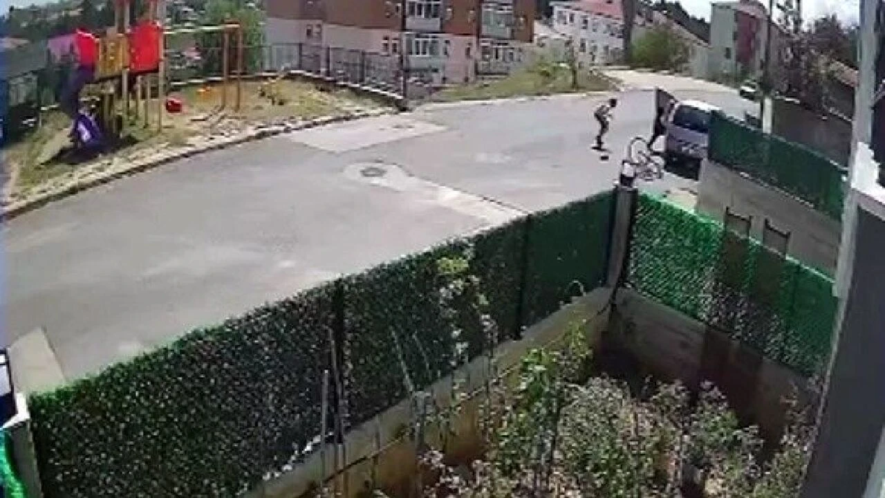 Oğluyla kavga eden çocuğu otomobille ezdi! O anlar kamerada: Görenlerin kanı dondu - 1. Resim