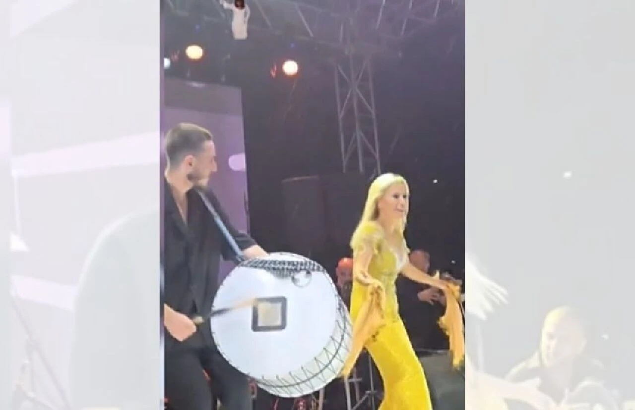 Şarkıcı Ceylan'dan ilginç dans! Sahnede kendinden geçti - 2. Resim