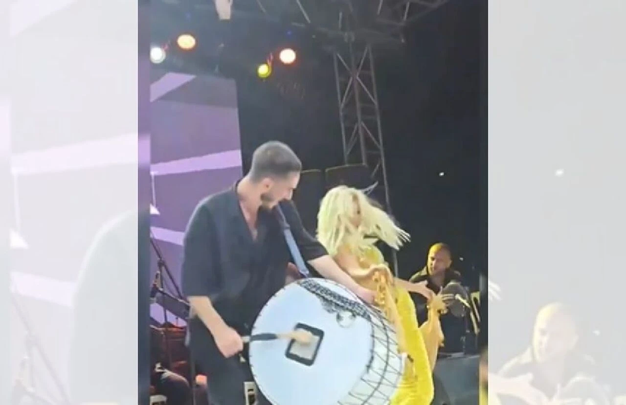 Şarkıcı Ceylan'dan ilginç dans! Sahnede kendinden geçti - 1. Resim