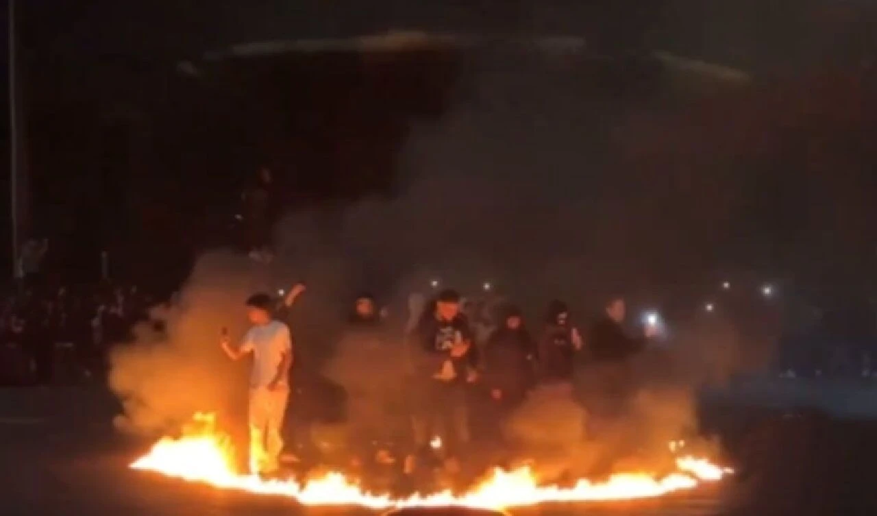 Yasadışı gösteri polisi harekete geçirdi! Terk edilen araçtan çıkan piton yılanı şoke etti - 1. Resim