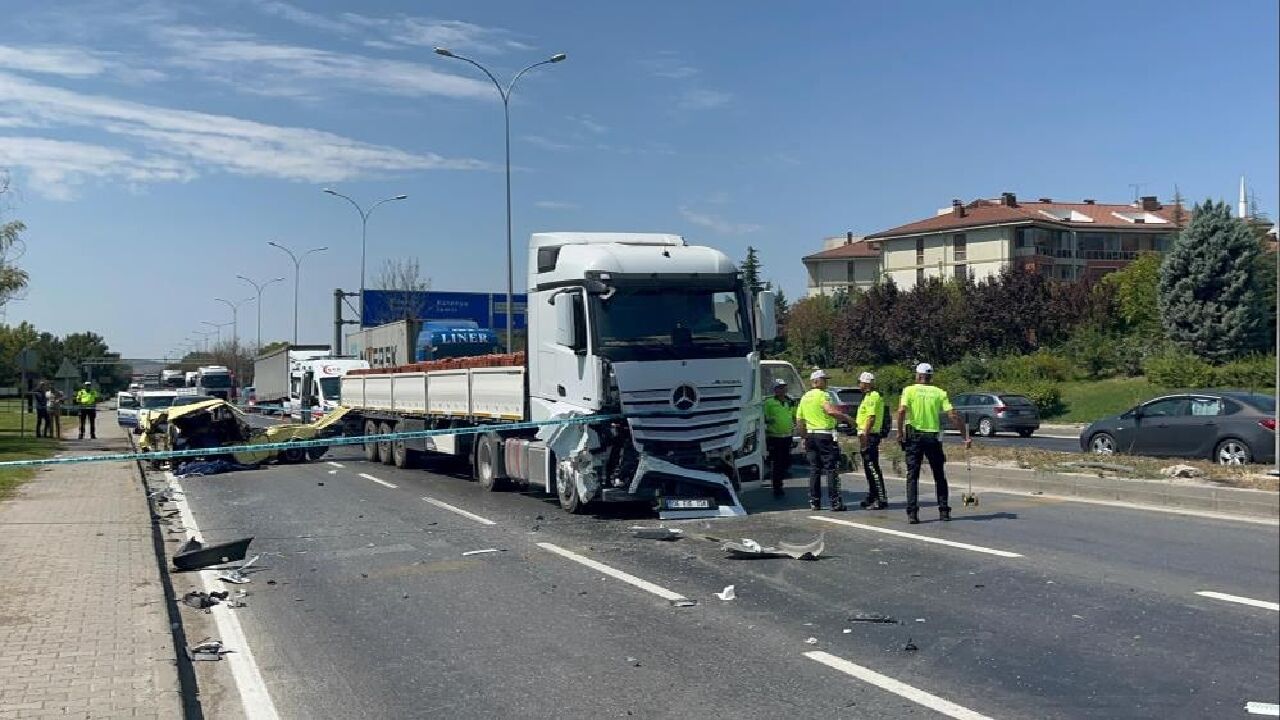 Yine Tofaş yine aynı manzara! Karşı şeride fırladı, ikiye bölündü: 1 ölü, 1'i ağır 3 yaralı - 2. Resim